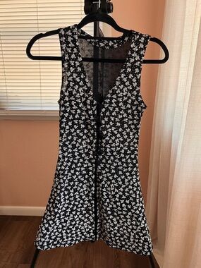 Vintage Sleeveless Black & White Floral V-Neck Dress